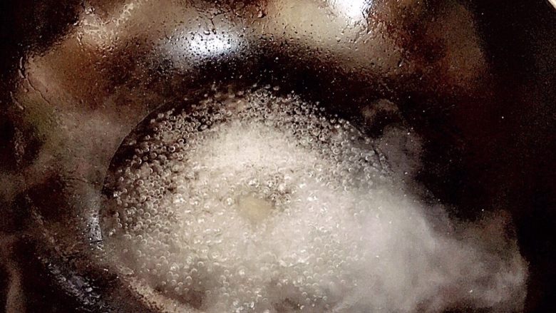 河南酥肉合碗,制作调料汁:放50ml热水在锅里