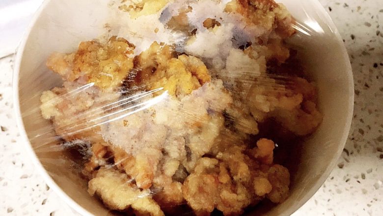 河南酥肉合碗,盖上保鲜膜牙签扎几个孔(经典的做法是在上面盖个碗,合碗嘛!)