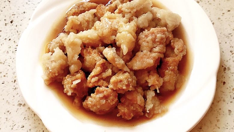 河南酥肉合碗,倒入汤汁(喜欢辣椒的放上辣椒更好吃)