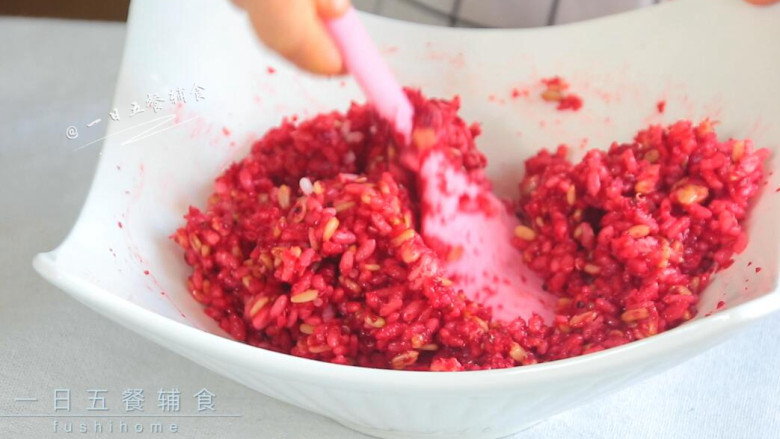 牛油果甜菜根寿司,熟米饭+甜菜根泥+<a style='color:red;display:inline-block;' href='/shicai/ 4734'>寿司醋</a>搅拌均匀。
>>甜菜根泥的做法:甜菜根蒸15分钟,加点水打成泥。在甜菜根饭团视频中有出现。
