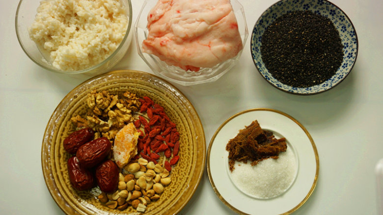 油醪糟,提前将原材料准备好
叨叨叨:<a style='color:red;display:inline-block;' href='/shicai/ 406'>猪油</a>建议自己熬,用料干净卫生;实在嫌麻烦就直接买熬好的<a style='color:red;display:inline-block;' href='/shicai/ 406'>猪油</a>也可以;<a style='color:red;display:inline-block;' href='/shicai/ 4366'>醪糟</a>(也叫甜酒酿),选择米粒饱满硬度适中的即可,有些<a style='color:red;display:inline-block;' href='/shicai/ 4366'>醪糟</a>偏软,做出的油<a style='color:red;display:inline-block;' href='/shicai/ 4366'>醪糟</a>软烂不成型,不建议使用;辅料例如<a style='color:red;display:inline-block;' href='/shicai/ 2470'>红枣</a>、<a style='color:red;display:inline-block;' href='/shicai/ 673'>枸杞</a>、核桃按照自己喜欢的口味搭配即可