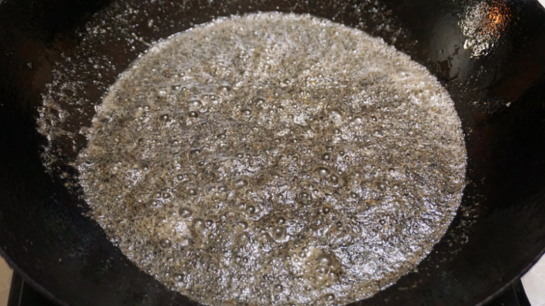油醪糟,将熬好的油倒入锅中,先放入黑芝麻、核桃、花生碎炒香
叨叨叨:因为黑芝麻、花生碎、核桃含有脂溶性维生素所以小火炒,让其和油充分混合渗透香味