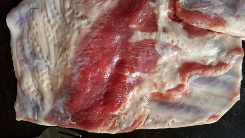 砂锅烤羊排,用叉子在羊肉表面扎一些小洞,以便入味。