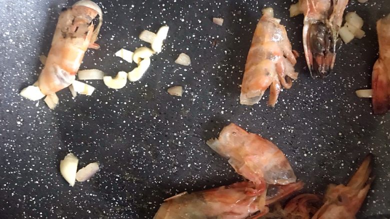 大虾泡饭,加入蒜末,洋葱末翻炒