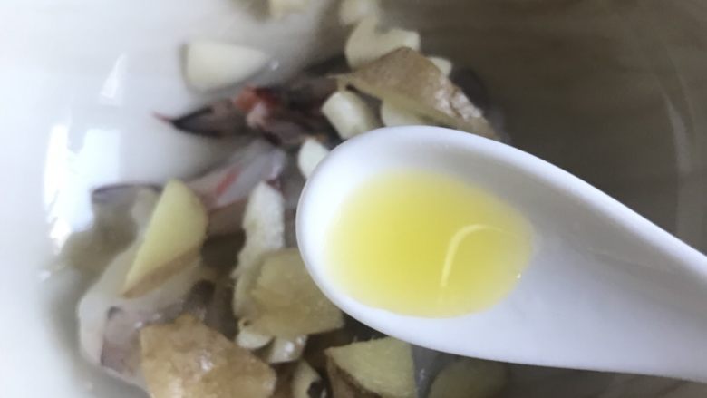 大虾泡饭,蒜末,洋葱末,姜,盐用橄榄油腌制半小时