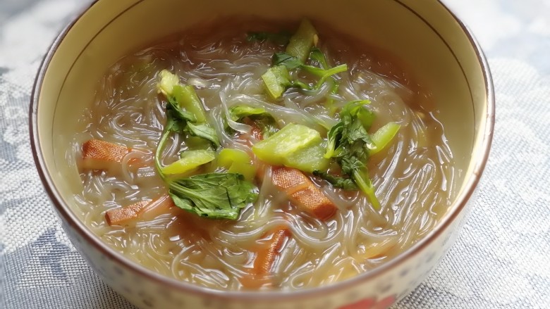 红薯粉丝汤,出锅，上桌