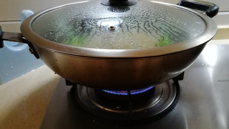 红薯粉丝汤,盖上锅盖煮到冒气