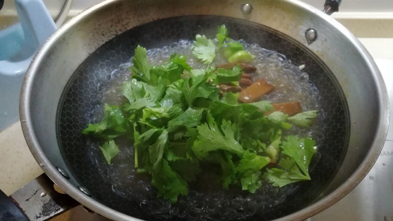 红薯粉丝汤,香干，芹菜，青椒 下锅