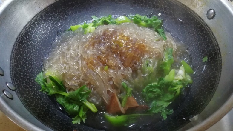 红薯粉丝汤,翻拌一下，加入味极鲜，盐