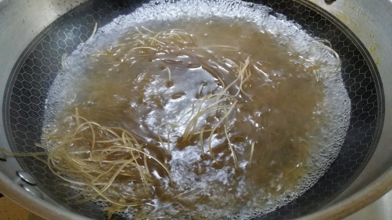 红薯粉丝汤,水烧开，红薯粉丝下锅