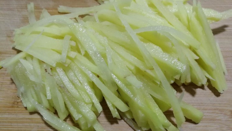 酸辣土豆丝,土豆切丝,