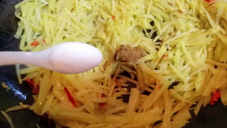 酸辣土豆丝,放盐,