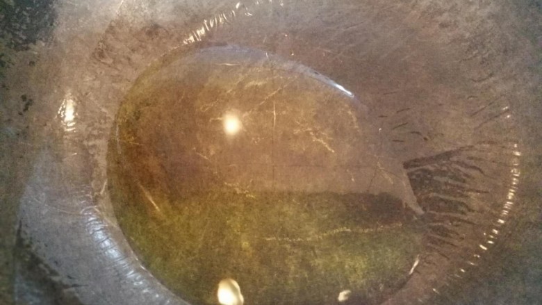 酸辣土豆丝,锅里添油烧热,