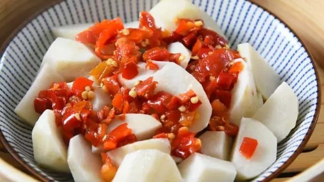 记忆里的那碗剁辣椒——剁椒芋艿,移入蒸锅,淋上剁椒,关盖沸水蒸20分钟