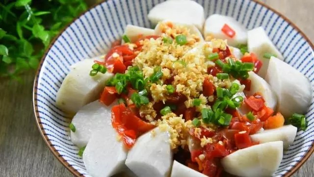 记忆里的那碗剁辣椒——剁椒芋艿,芋艿蒸熟后,趁热淋上蒜蓉、葱花即可