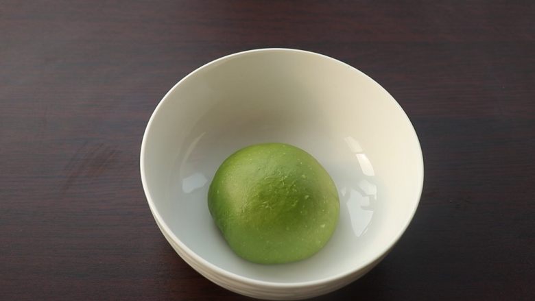 抹茶蜜豆吐司,揉匀,放容器内,密封发酵,温度约28度
