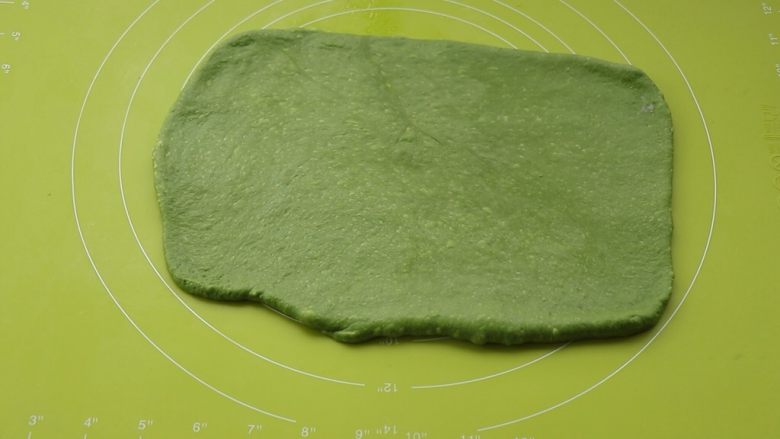 抹茶蜜豆吐司,抹茶面团也擀开,大小略小于白色面团