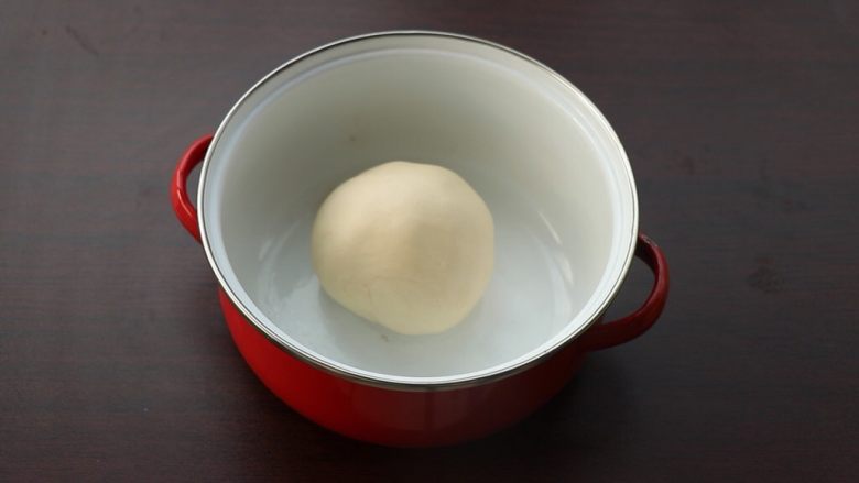抹茶蜜豆吐司,取其中一份,滚圆,放容器内密封发酵。温度约28度