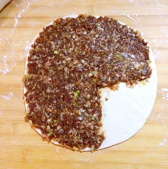 葱香牛肉饼,抹上3/4的肉馅,肉馅儿要抹的厚一点儿哈~