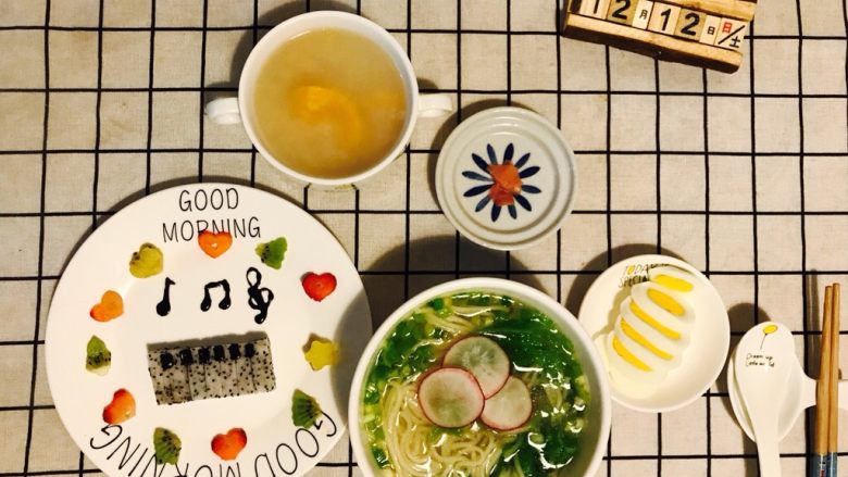 火龙果钢琴🎹,配上骨汤面、大米红薯粥，早餐完成✌️