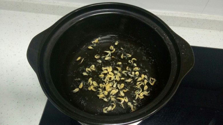 虾米紫菜鸡蛋汤,砂锅中放入适量水,放入<a style='color:red;display:inline-block;' href='/shicai/ 289'>虾米</a>。