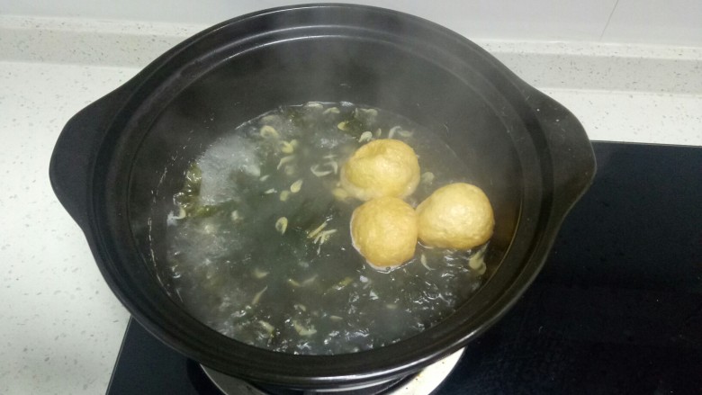 虾米紫菜鸡蛋汤,水开后,放入紫菜、面筋包。