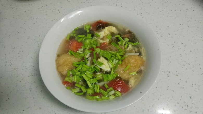 虾米紫菜鸡蛋汤,盛入碗中,撒上蒜苗段。