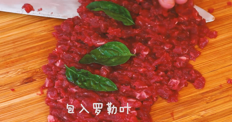 墨西哥牛油果汉堡,牛肉切丁剁碎,包入罗勒叶,继续剁。