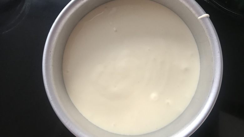祝福天使,倒入6寸圆模,震出大气泡