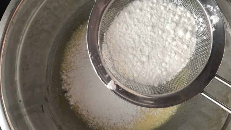 祝福天使,筛入低筋面粉,继续搅拌