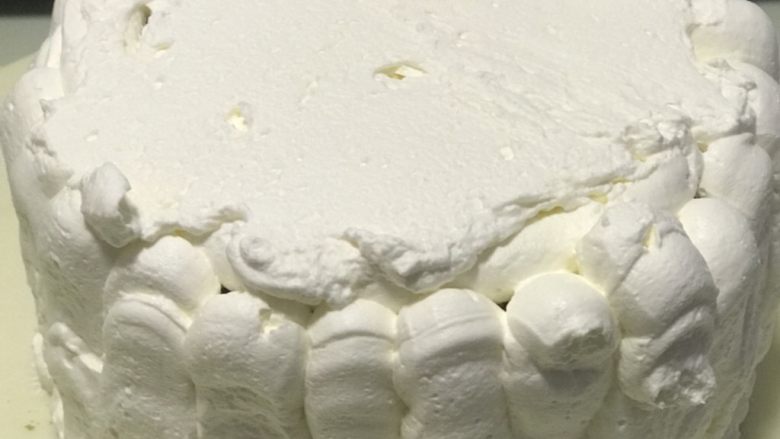 祝福天使,在蛋糕的四周和顶上都挤上奶油(我很久没抹面,挤得太多了)
