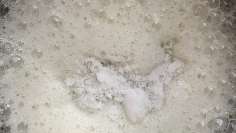 祝福天使,把30克糖分三次加入蛋白里,用电动打蛋器高速打发
