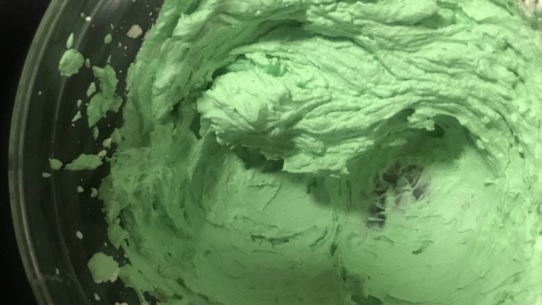 祝福天使,取一勺奶油加点绿色食用色素,拌匀