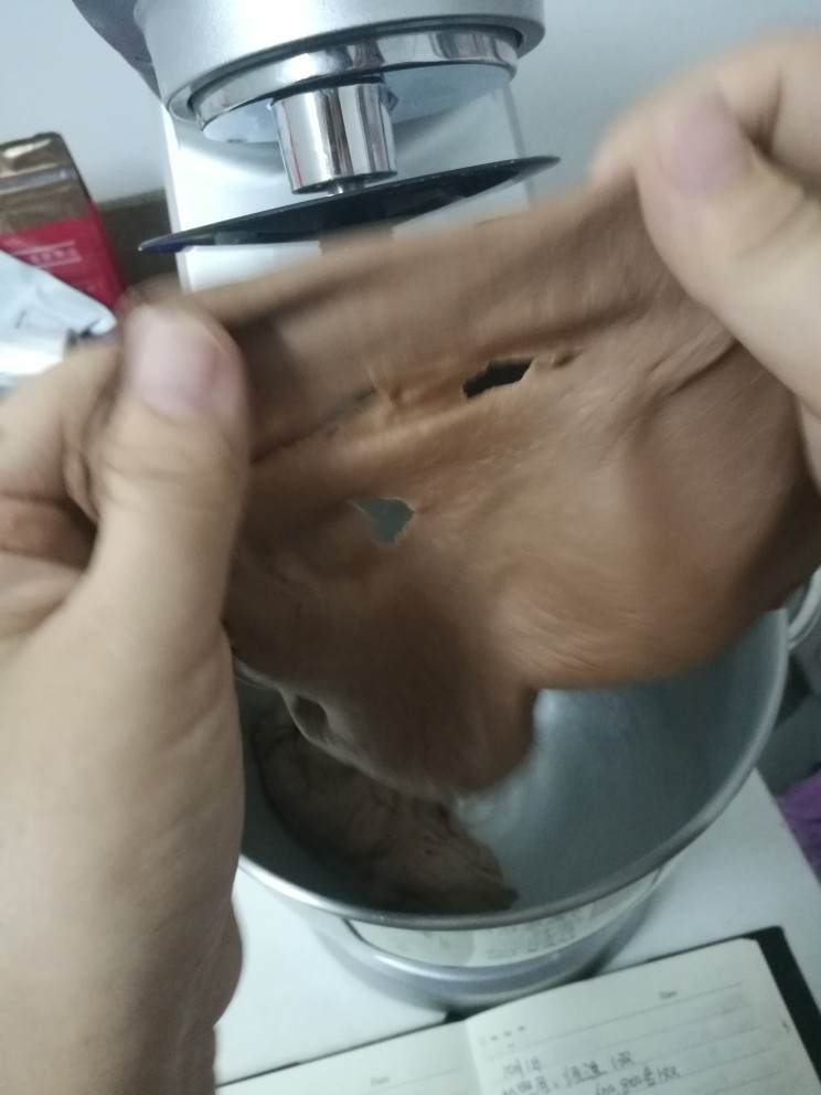网红甜品+脏脏包,先难度混合,再开4档,打至如图,7至8层筋度,面团薄膜撕开成锯齿状