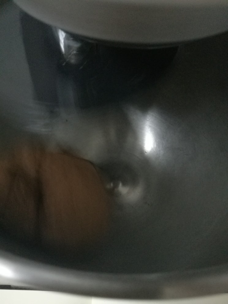 网红甜品+脏脏包,继续打几分钟。面团出手套膜。表面光滑。封保鲜膜。放冷冻,不是冷藏,是冷冻哦,30分钟,中途查看下防结冰。