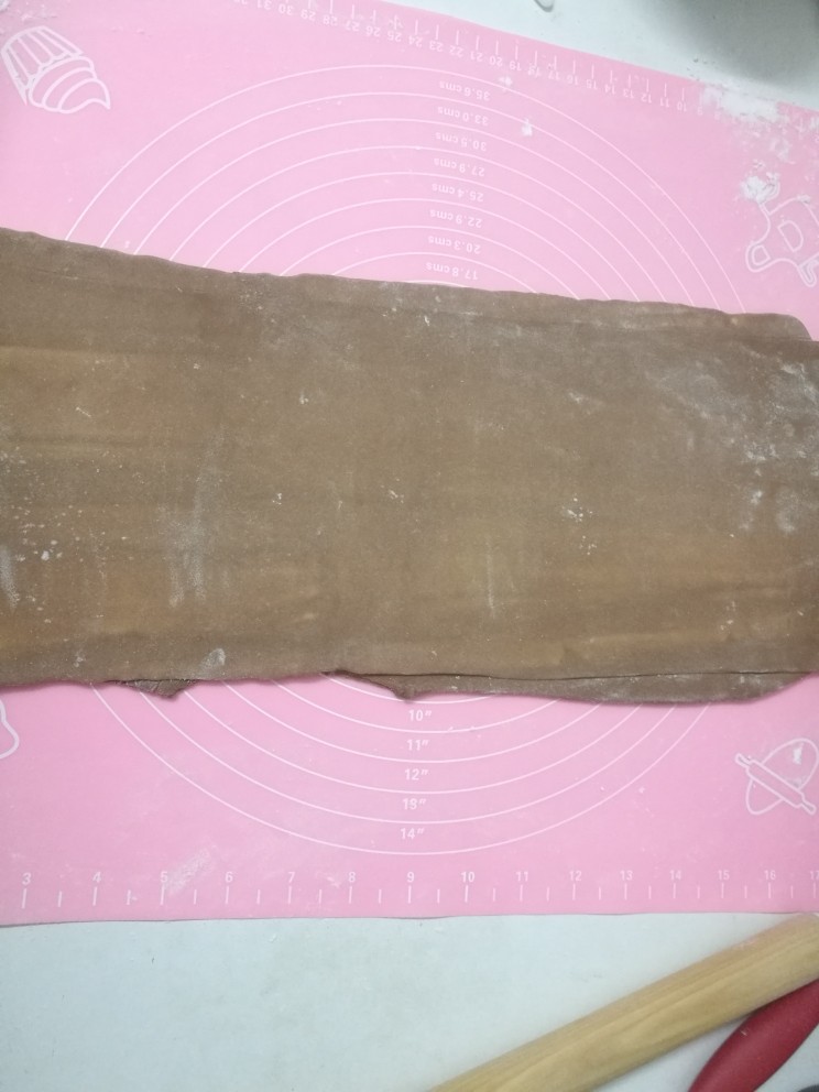 网红甜品+脏脏包,冻好的面团擀开,大小为黄油片2倍即可,黄油放中心,包好,忘记拍照了。。。然后擀开成60CM长,厚度0.7左右,擀面过程中记得撒干粉。