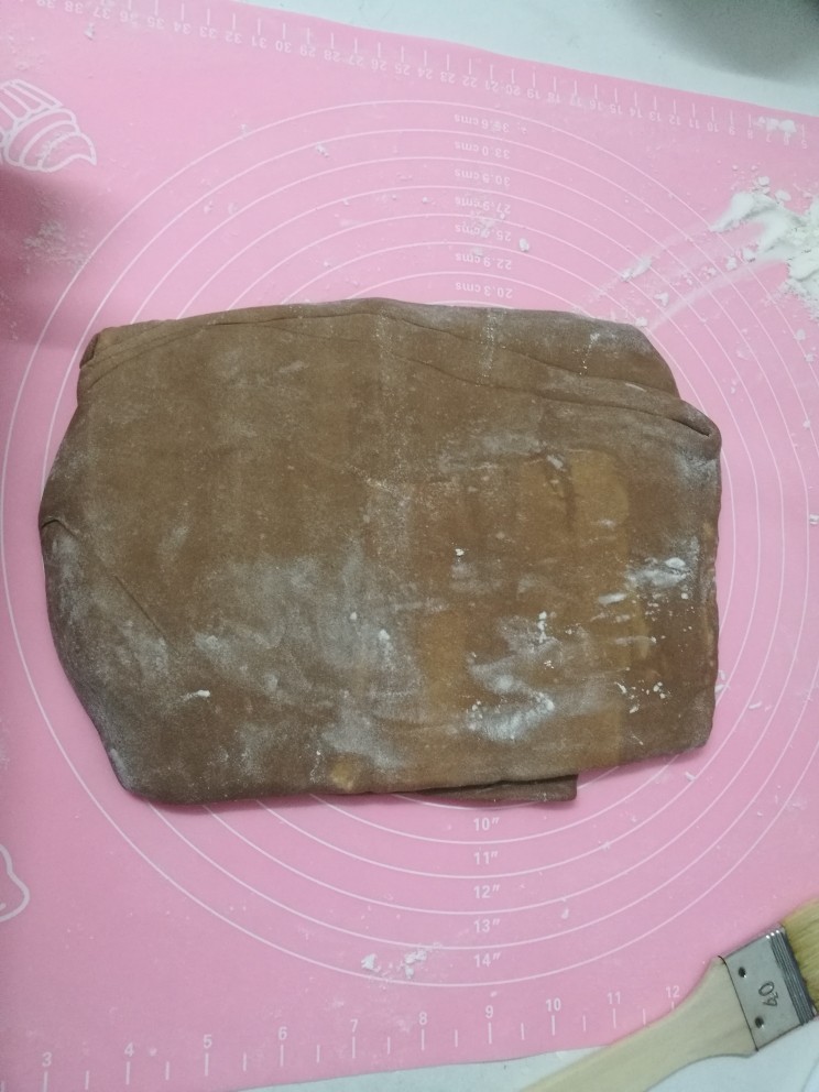 网红甜品+脏脏包,冰箱拿出,继续擀开60CM,折叠成3层,继续包保鲜膜冷藏30分钟。那出后擀开开始整形啦