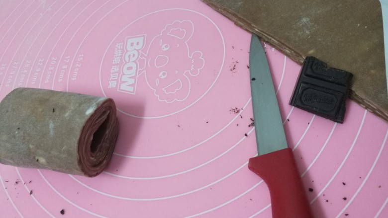 网红甜品+脏脏包,擀开厚度0.7CM左右,分割成6CM宽的长条,卷入<a style='color:red;display:inline-block;' href='/shicai/ 874'><a style='color:red;display:inline-block;' href='/shicai/ 874'>巧克力</a></a>块,入烤箱发酵1小时,烤箱不用开发酵功能,可以放一碗30度的水帮助发酵,发酵过程没有漏油就算成功了哦
