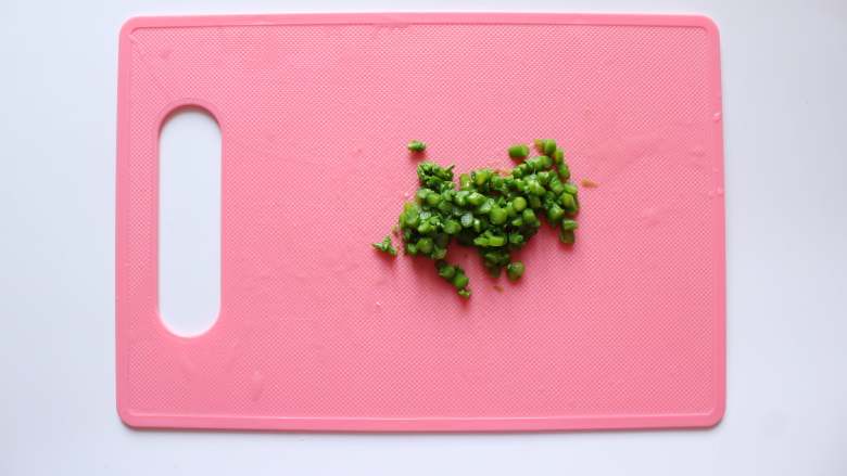 芦笋虾仁钱袋蛋包饭(适合15个月以上的宝宝),一部分切碎备用