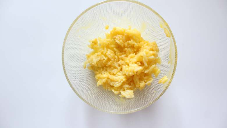 芦笋虾仁钱袋蛋包饭(适合15个月以上的宝宝),拌匀备用