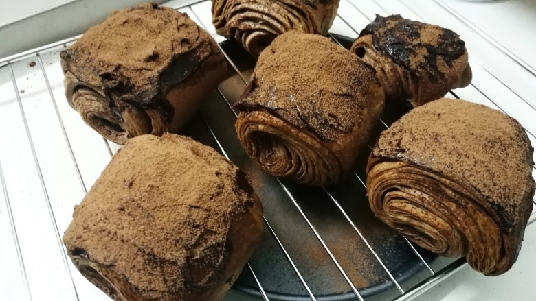 网红甜品+脏脏包,面包是可颂面包的结构。层层酥脆,内里又有面包的柔软,加上巧克力馅料,味道简直惊艳!加上表层甘纳许淋面加可可粉,保证你一口脏嘴脏手哦,哈哈!!不说了,我要开吃了!