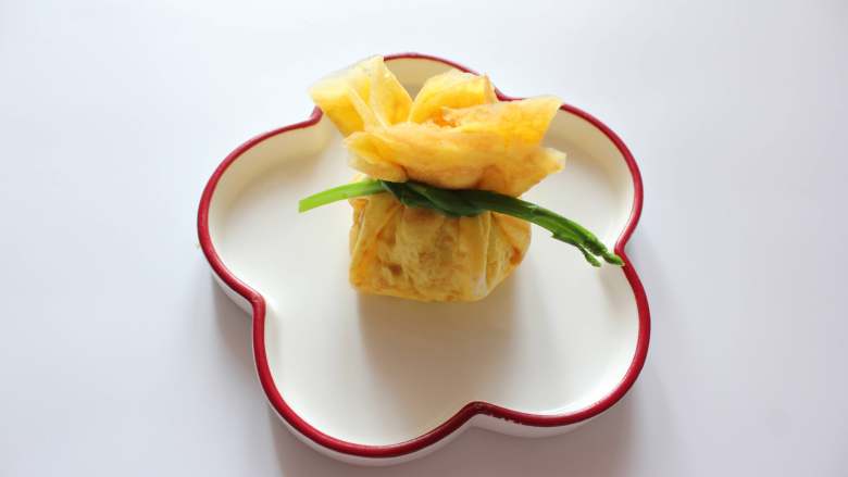芦笋虾仁钱袋蛋包饭(适合15个月以上的宝宝),把摊好的蛋饼里放入炒好的饭团,包起来,用芦笋系上即可