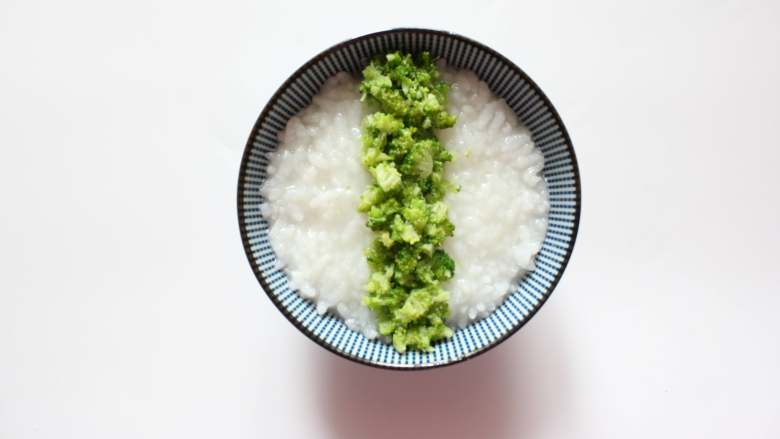 三色亲子丼稀饭(适合11个月龄以上的宝宝),摆上西兰花碎末