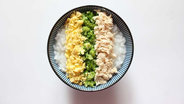 三色亲子丼稀饭(适合11个月龄以上的宝宝),鸡腿肉碎摆在另一边即可