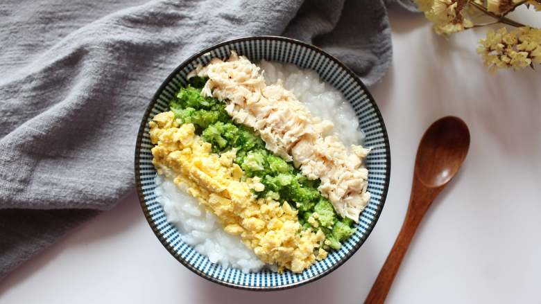 三色亲子丼稀饭(适合11个月龄以上的宝宝),成品如图