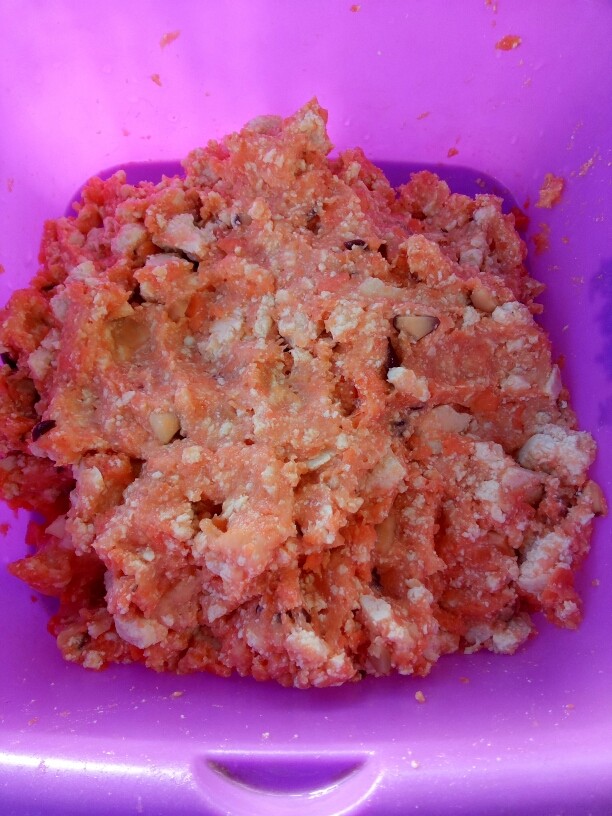 嘿,珍珠丸子,鸡胸肉用料理机打成肉沫,胡萝卜打成碎状,豆腐捏碎,充分搅拌,加入适量盐,黑胡椒,十三香,香油(可不加),料酒(一勺)调味
