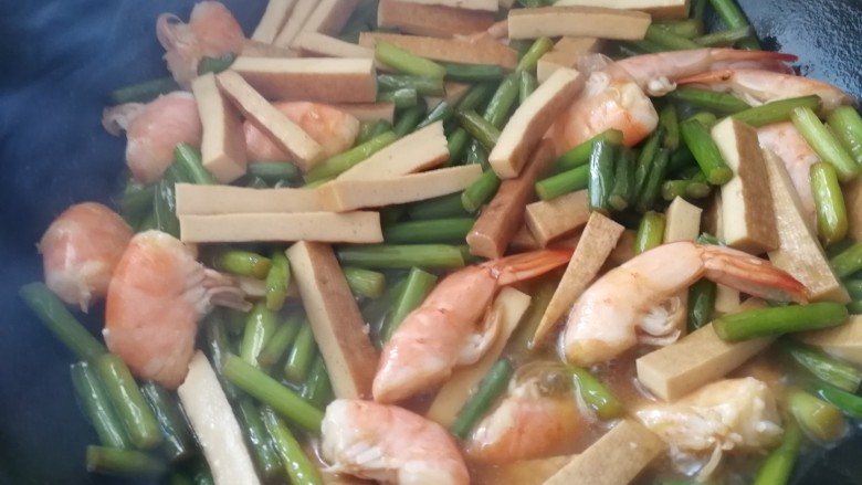 蒜黄豆腐虾,大火收汤,出锅。
