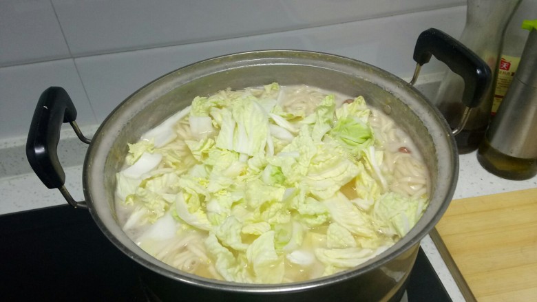 羊肉卷糊涂面,面条断生后,放入白菜。