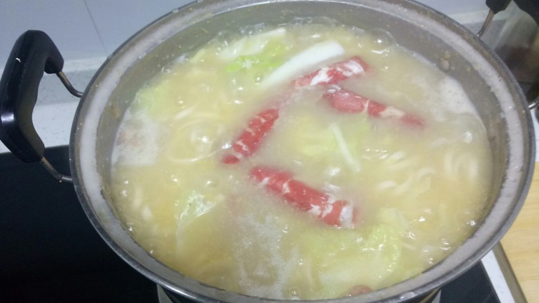 羊肉卷糊涂面,放入羊肉卷,羊肉卷断生后关火。