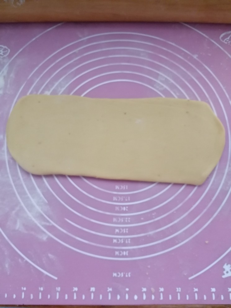 酥脆红薯面包棒,擀成长条状。